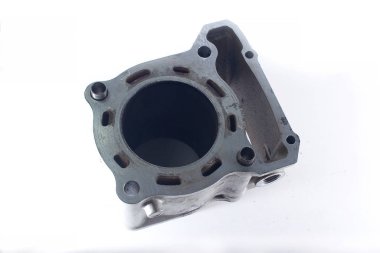 Beyaz arka planda eski motorsiklet yedek parçaları. Hasarlı motosiklet parçaları