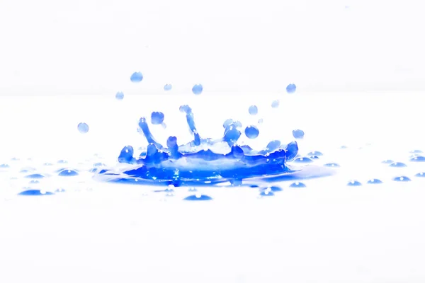 Modrá Voda Stříkne Bílém Pozadí Fotografie Cákance Modré Vody — Stock fotografie