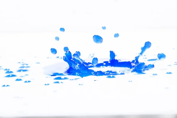 Niebieska Woda Rozpryskuje Się Białym Tle Fotografia Błękitne Plamy Wody — Zdjęcie stockowe