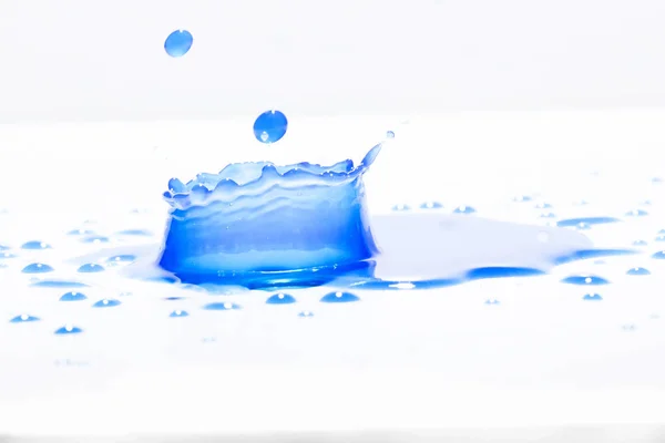 Niebieska Woda Rozpryskuje Się Białym Tle Fotografia Błękitne Plamy Wody — Zdjęcie stockowe