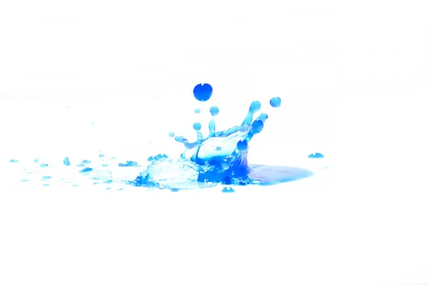 蓝色的水花在白色的背景上 蓝色的水飞溅 — 图库照片