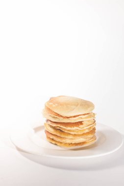 Krepler beyaz bir tabağa istiflenmiş. Beyaz bir arkaplanda