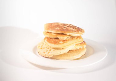 Krepler beyaz bir tabağa istiflenmiş. Beyaz bir arkaplanda