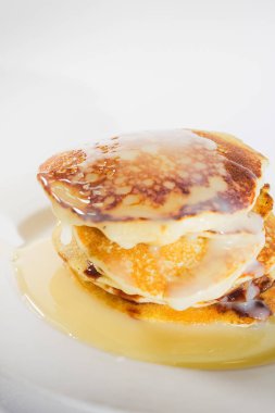 Beyaz bir tabağa istiflenmiş gözlemeler.