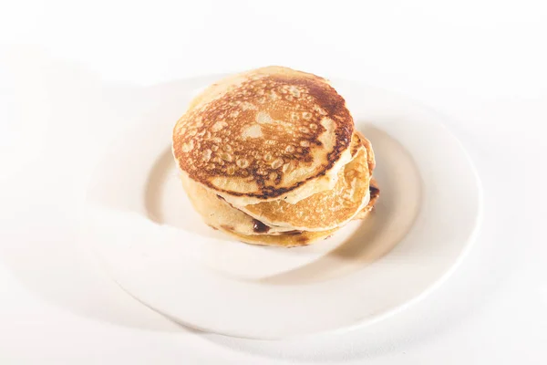 Pfannkuchen Stapeln Sich Auf Einem Weißen Teller Auf Weißem Hintergrund — Stockfoto