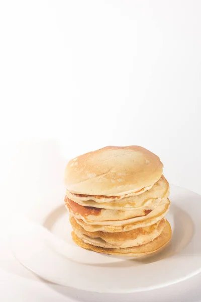 Pfannkuchen Stapeln Sich Auf Einem Weißen Teller Auf Weißem Hintergrund — Stockfoto