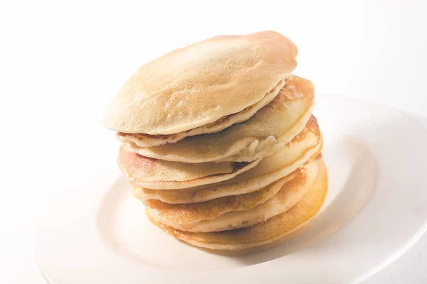 Pfannkuchen Stapeln Sich Auf Einem Weißen Teller Auf Weißem Hintergrund — Stockfoto