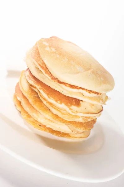 Pannenkoeken Zijn Gestapeld Een Wit Bord Een Witte Achtergrond — Stockfoto