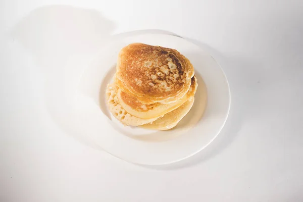 Pfannkuchen Stapeln Sich Auf Einem Weißen Teller Auf Weißem Hintergrund — Stockfoto