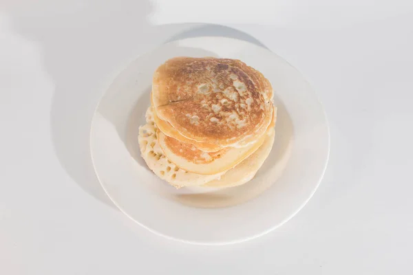 Pfannkuchen Stapeln Sich Auf Einem Weißen Teller Auf Weißem Hintergrund — Stockfoto