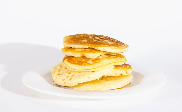 Pfannkuchen Stapeln Sich Auf Einem Weißen Teller Auf Weißem Hintergrund — Stockfoto