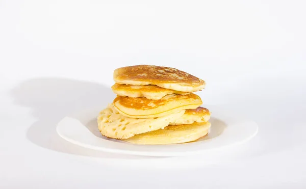 Pfannkuchen Stapeln Sich Auf Einem Weißen Teller Auf Weißem Hintergrund — Stockfoto