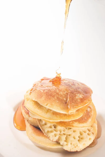 Pfannkuchen Stapeln Sich Auf Einem Weißen Teller Die Pfannkuchen Sind — Stockfoto