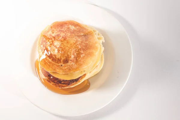 Pfannkuchen Stapeln Sich Auf Einem Weißen Teller Die Pfannkuchen Sind — Stockfoto