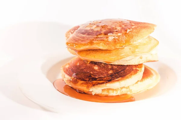 Pfannkuchen Stapeln Sich Auf Einem Weißen Teller Die Pfannkuchen Sind — Stockfoto