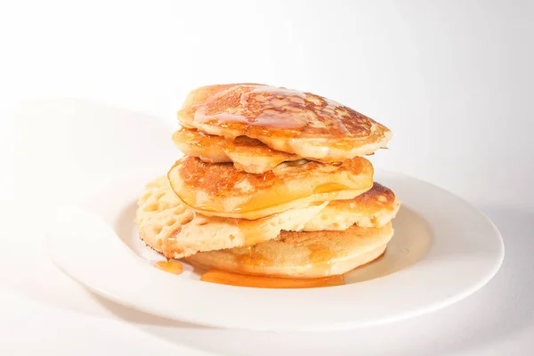 Tortitas Apiladas Plato Blanco Las Tortitas Están Cubiertas Con Miel — Foto de Stock