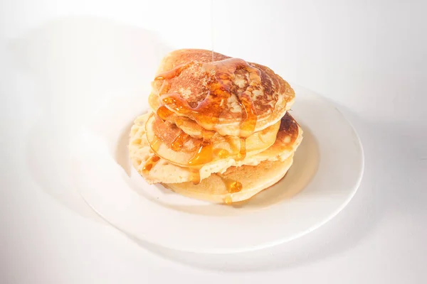 Pfannkuchen Stapeln Sich Auf Einem Weißen Teller Die Pfannkuchen Sind — Stockfoto