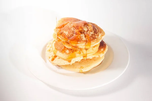 Pfannkuchen Stapeln Sich Auf Einem Weißen Teller Die Pfannkuchen Sind — Stockfoto