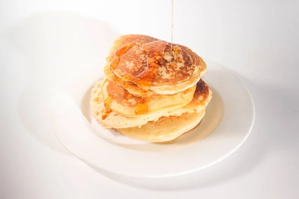 Pfannkuchen Stapeln Sich Auf Einem Weißen Teller Die Pfannkuchen Sind — Stockfoto