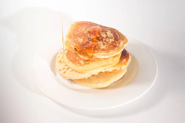 Pfannkuchen Stapeln Sich Auf Einem Weißen Teller Die Pfannkuchen Sind — Stockfoto