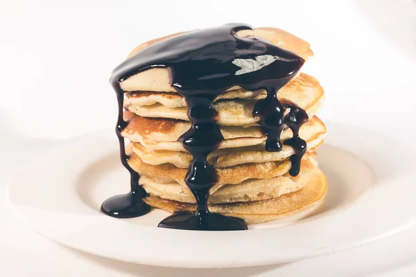 Pfannkuchen Gestapelt Auf Einem Weißen Teller Sind Mit Schokolade Belegt — Stockfoto