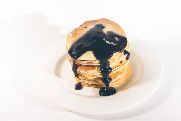 Pfannkuchen Gestapelt Auf Einem Weißen Teller Sind Mit Schokolade Belegt — Stockfoto