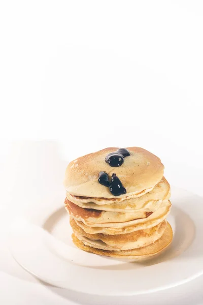 Tortitas Apiladas Plato Blanco Están Cubiertas Con Chocolate — Foto de Stock