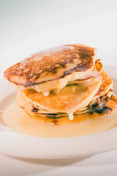 Pfannkuchen Auf Einem Weißen Teller Gestapelt — Stockfoto