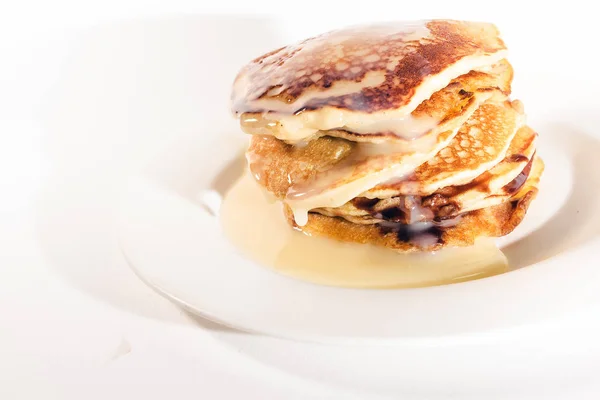 Pfannkuchen Auf Einem Weißen Teller Gestapelt — Stockfoto