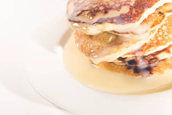 Pfannkuchen Auf Einem Weißen Teller Gestapelt — Stockfoto