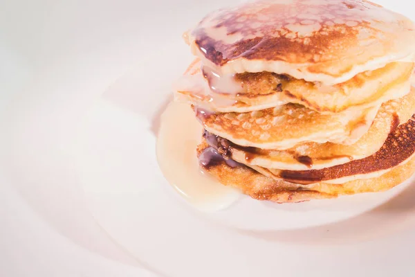 Pfannkuchen Auf Einem Weißen Teller Gestapelt — Stockfoto