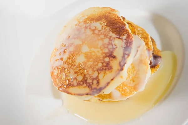 Pfannkuchen Auf Einem Weißen Teller Gestapelt — Stockfoto