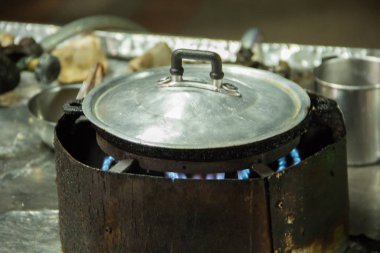 Kızartma tavasında roti, granüle şeker ve tatlandırılmış süt serpiştirilmiş.