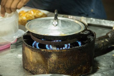 Kızartma tavasında roti, granüle şeker ve tatlandırılmış süt serpiştirilmiş.