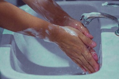Ellerini sabunla yıka ki kovid 19 'u önlesin. Salgını önlemek için ellerini yıka..