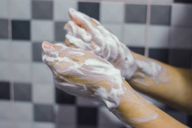 Ellerini sabunla yıka ki kovid 19 'u önlesin. Salgını önlemek için ellerini yıka..