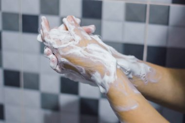 Ellerini sabunla yıka ki kovid 19 'u önlesin. Salgını önlemek için ellerini yıka..