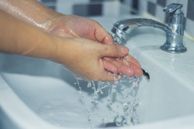 Ellerini sabunla yıka ki kovid 19 'u önlesin. Salgını önlemek için ellerini yıka..