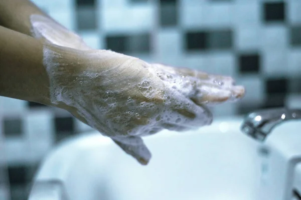 用肥皂洗手以防止感冒 用肥皂洗手以防止流行病的发生 — 图库照片