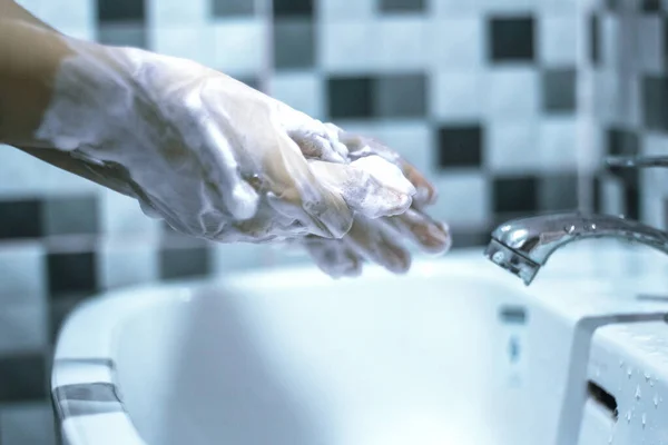 手を石鹸で洗ってコビト19を防ぎ 流行を防ぐために手を洗う — ストック写真
