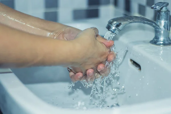 手を石鹸で洗ってコビト19を防ぎ 流行を防ぐために手を洗う — ストック写真