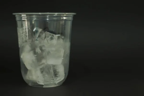 Cubos Hielo Vasos Plástico Sobre Fondo Negro — Foto de Stock