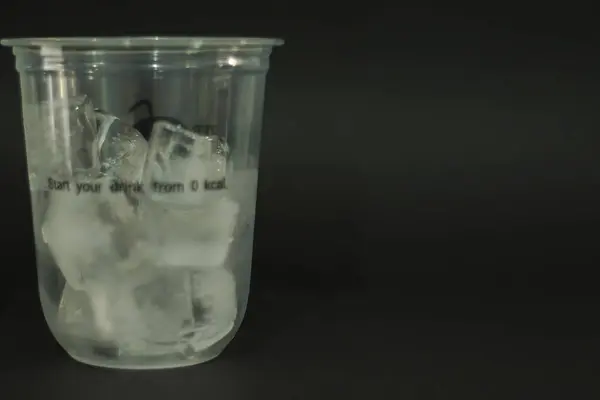 Cubos Hielo Vasos Plástico Sobre Fondo Negro — Foto de Stock