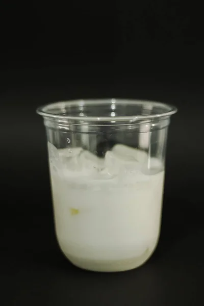 Молоко Кубики Льоду Пластиковому Склі Чорному Тлі — стокове фото