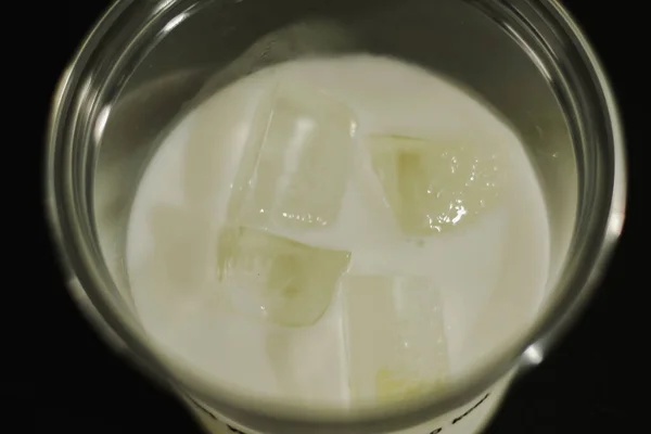 Leche Cubitos Hielo Vaso Plástico Sobre Fondo Negro — Foto de Stock