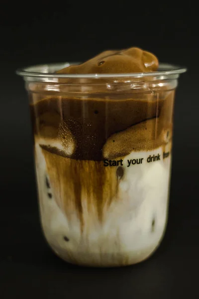 Eiskaffee Plastikbecher Auf Schwarzem Hintergrund — Stockfoto