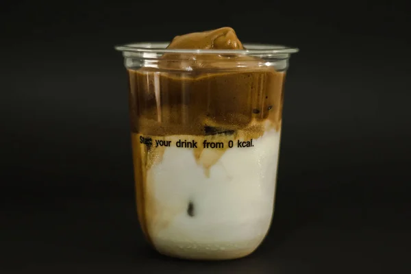 Кофе Льдом Пластиковой Кружке Черном Фоне — стоковое фото