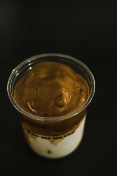 Льодовий Лате Кава Пластиковому Кухоль Чорному Тлі — стокове фото