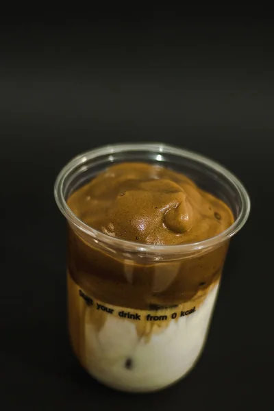 Latte Kaffe Plastmugg Svart Bakgrund — Stockfoto