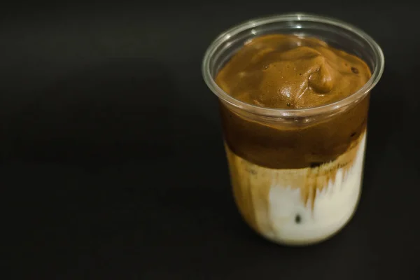 Café Ice Latte Dans Une Tasse Plastique Sur Fond Noir — Photo